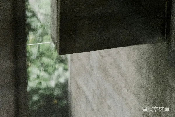 高清摄影 一张黑白照片，显示的是建筑物中的一扇窗户。