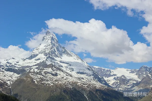 前景有房屋的一座山峦景色