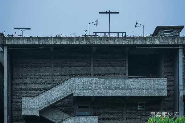 高清摄影 混凝土粗犷主义建筑，带有户外楼梯和树木