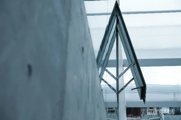 高清摄影 一面旗帜挂在建筑物的一侧。