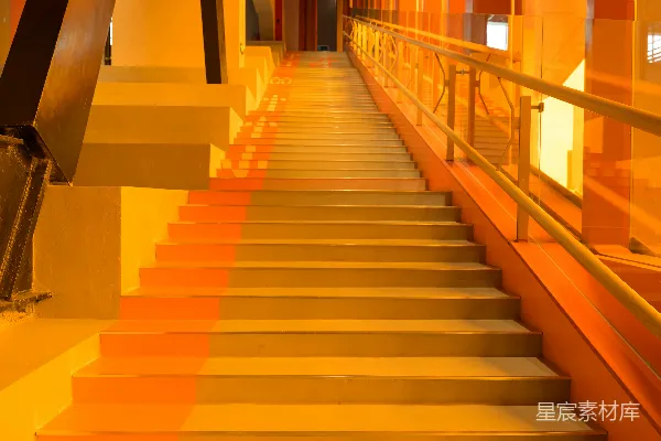 一段通往建筑物的楼梯