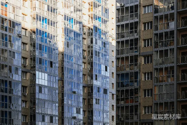 一座有很多窗户的高大建筑物