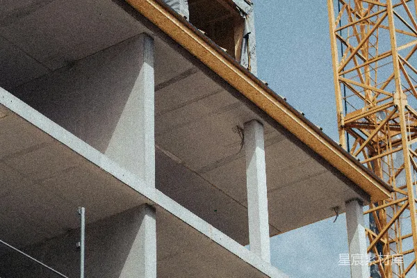 高清摄影 正在建设中的建筑物，背景有一台起重机。