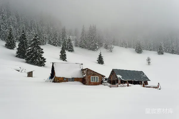 山中一座雪地小木屋