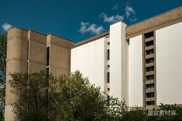 高清摄影 现代化建筑，带有棕色混凝土结构、白色外墙和蓝天背景。