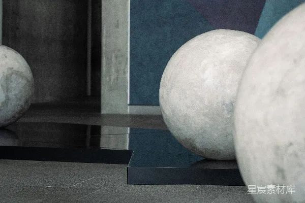 高清摄影 在现代化的建筑中，黑色平台上有展示着大圆球。