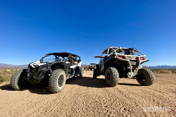 白天在棕色沙地上行驶的黑白吉普卫士 Jeep Wrangler in black and white on brown sand during the day。