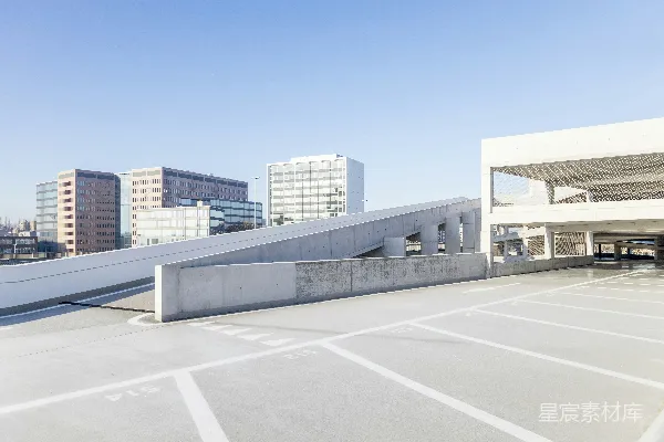 高清摄影 几栋建筑物前空无一车的停车场。