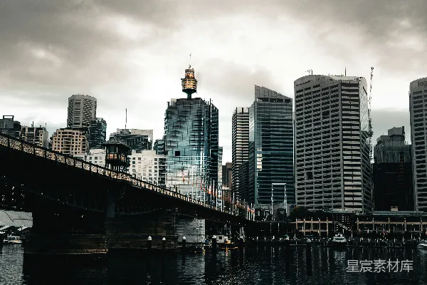 近桥的高层建筑