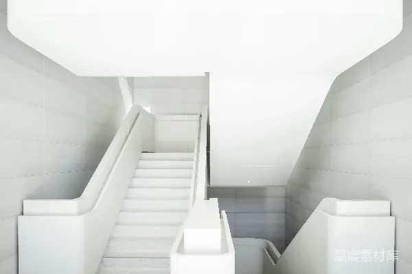空心白色楼梯