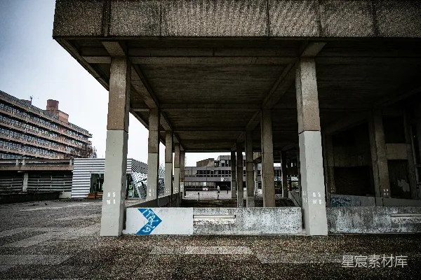 高清摄影 混凝土粗犷主义建筑，带有大柱子和建筑物。
