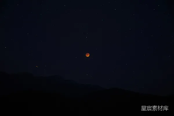 满月在星空的夜晚可见
