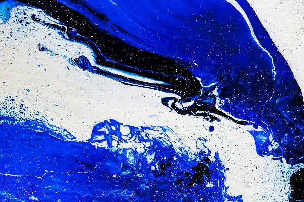 一幅以蓝色和白色为主调的抽象画作在白色背景上