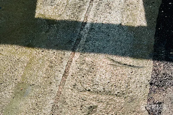 高清摄影 人行道上街标投下的阴影