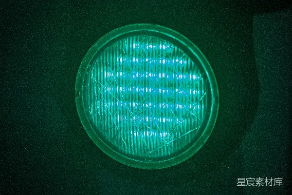 一个绿交通灯的特写镜头