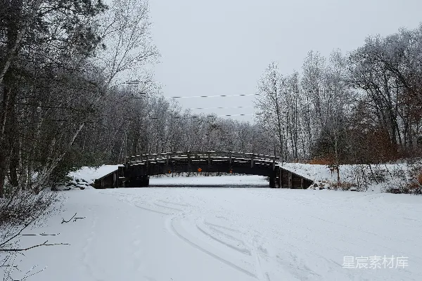 覆盖着白雪的道路以及一座桥横跨其上