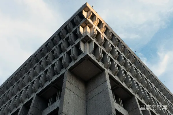 高清摄影 白天蓝天下的一座灰色混凝土建筑