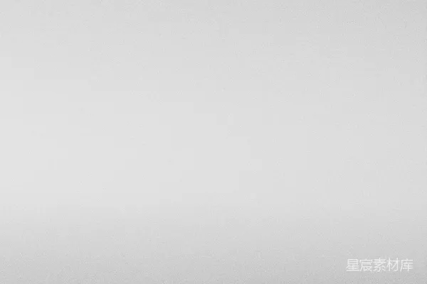 黑白照片的一片海滩，远处可见城市景观