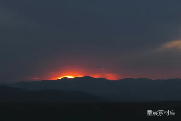 夕阳下的山影