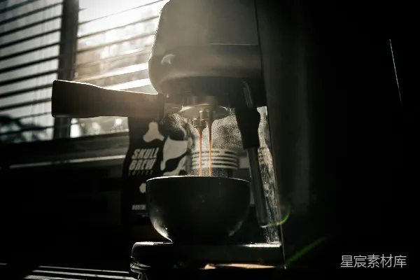 从咖啡机中倒入杯中的咖啡 brewing into a cup from the coffee machine