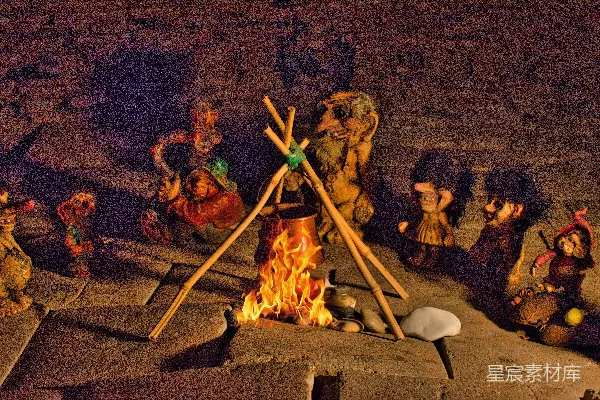 夜晚 dolls 围在篝火旁。