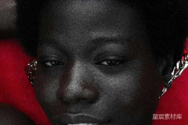 一个留着 Afro 的女人正在拍照。