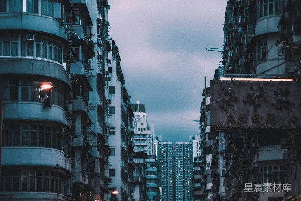 夜间人们在建筑物间行走