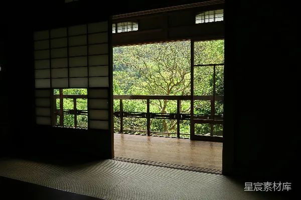 有大窗户的房间