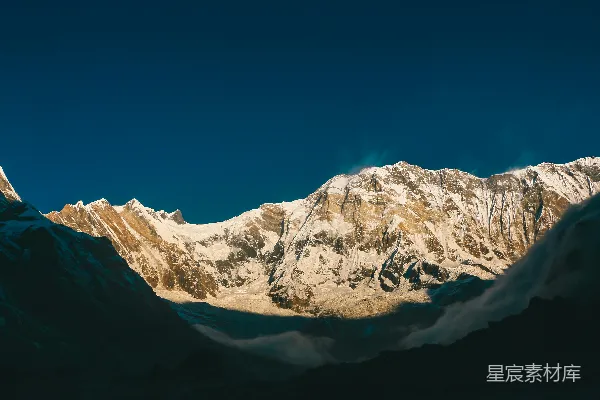 有雪的山