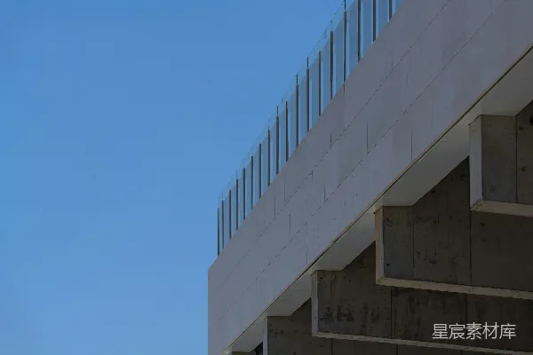 高清摄影 建筑物的外墙在蓝天背景下显得格外清晰明亮。