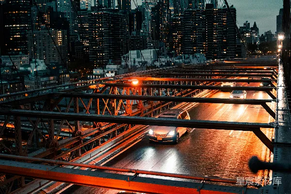 夜晚城市建筑附近道路上的车辆