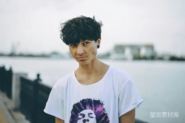穿着白色v领上衣的男人