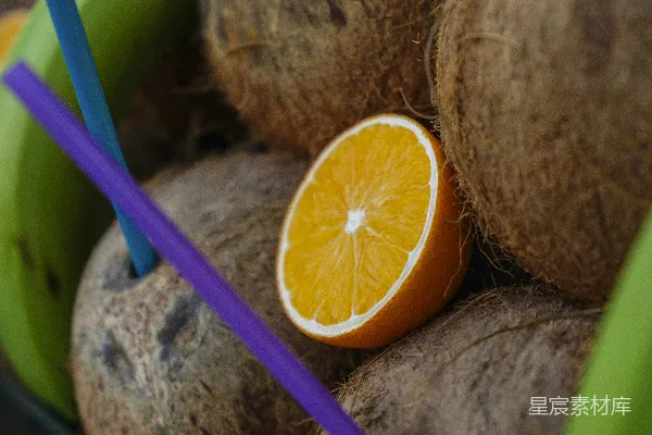 加切了橙片和芹菜条的椰子冻