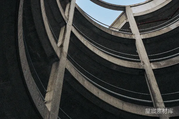 高清摄影 仰望着一个圆形的混凝土结构，背景是蓝天。