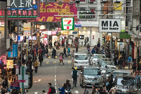 城市街头的人群在漫步游走