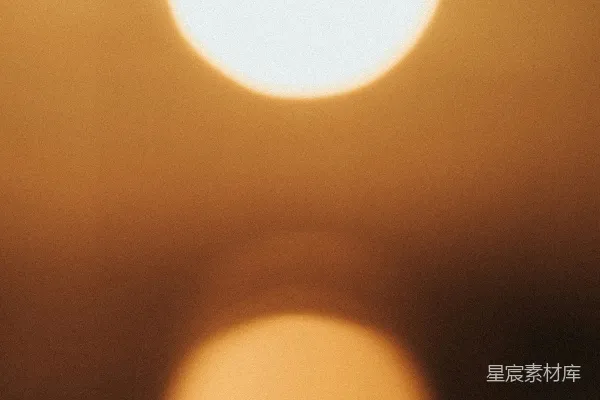 天空中一张模糊的太阳照片