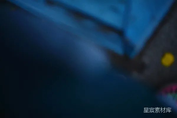蓝底抽象图案，配有黄色和粉色的点缀。