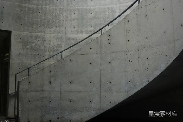 高清摄影 弯曲的混凝土楼梯与现代建筑