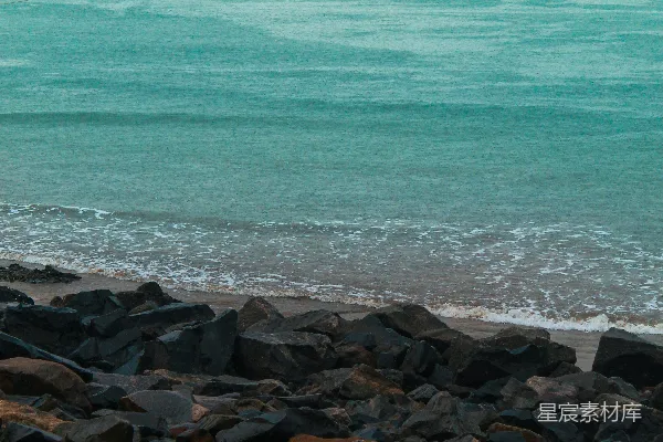 波涛汹涌的岩石海滩