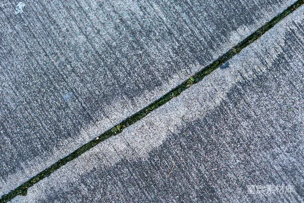 高清摄影 空中俯瞰一条街道，上面长着草。