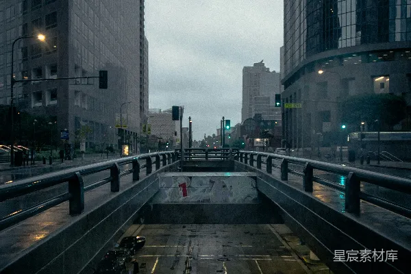 夜晚的城市街道，地面有雨水。