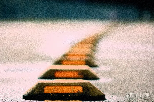 高清摄影 道路标志指引着一条白色的路。