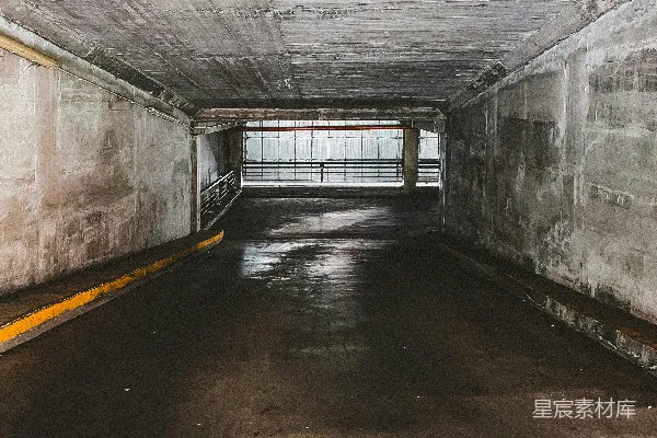 高清摄影 灰色混凝土隧道，带有白色木制窗户。
