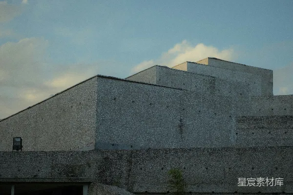 高清摄影 现代混凝土建筑，带有阶梯状的屋顶轮廓