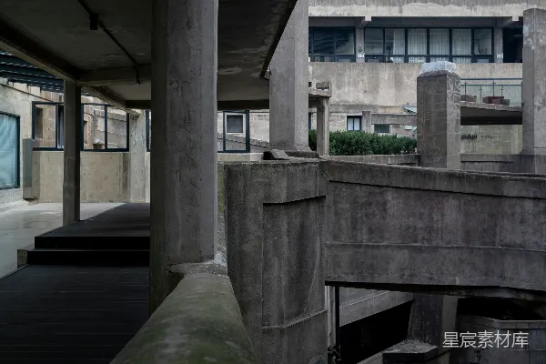 高清摄影 混凝土建筑，有柱子和走廊。