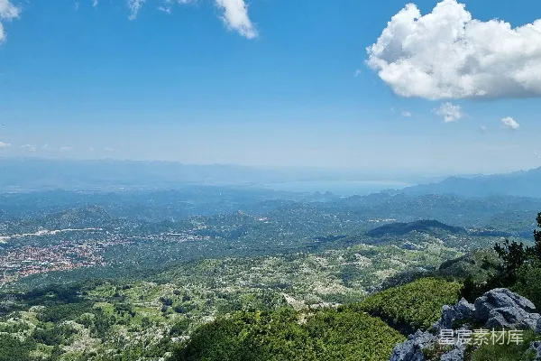 山顶俯瞰山谷与山峦的美景