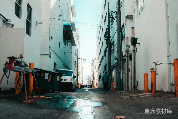 白色车辆旁有座白色建筑