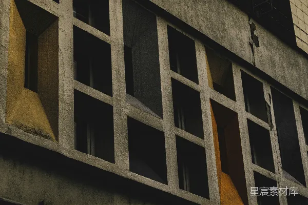 高清摄影 一座高大的建筑，有许多窗户，紧挨着另一座建筑。