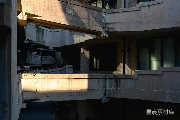 高清摄影 一座混凝土建筑伸出的阳台。