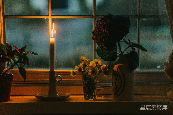 蜡烛旁边的一束鲜花